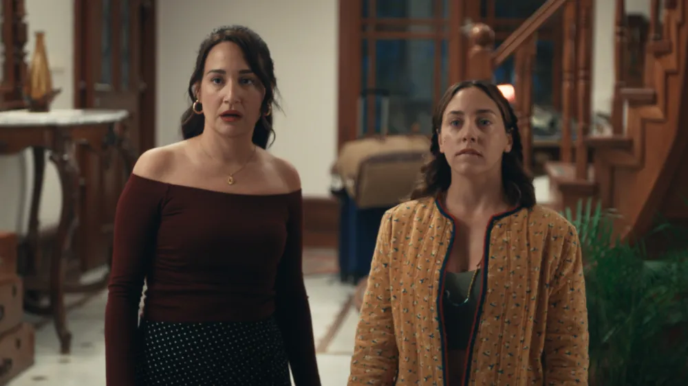 Gupse Özay, Kerem Bürsin ve Öykü Karayel’i Buluşturan Platonik: Mavi Dolunay Otel Dizisi Geliyor