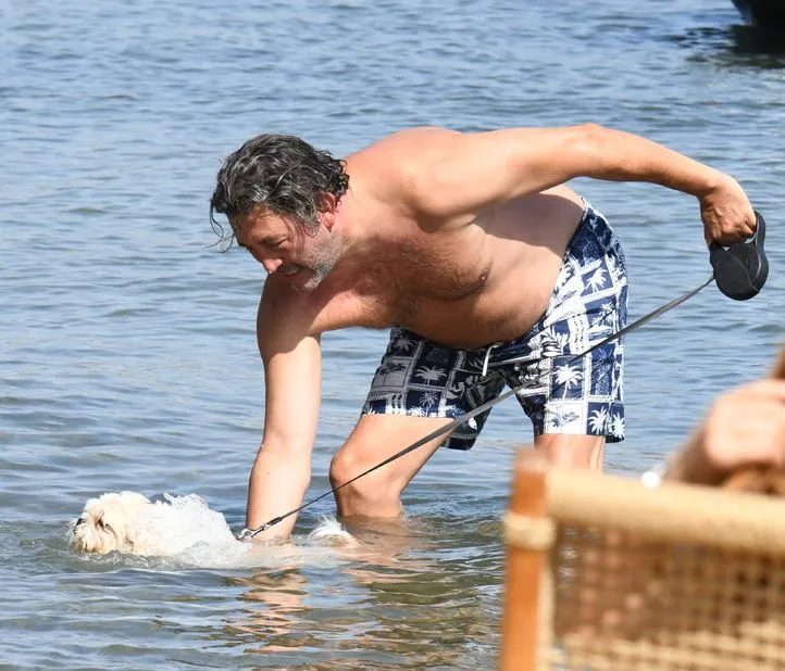 Emre Kınay, köpeğini denize soktu
